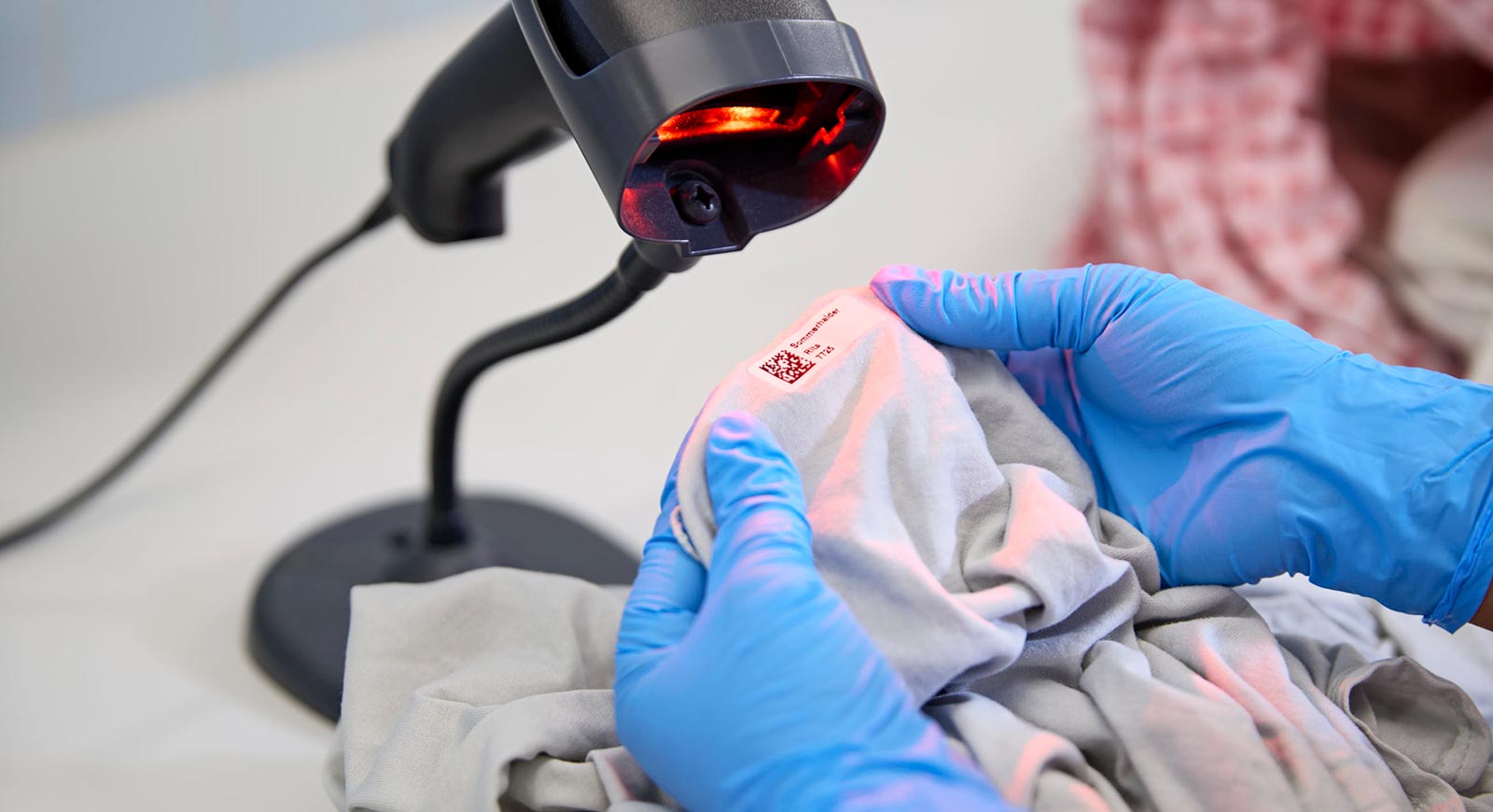 Beim digitalen Textilidentifikationssystem werden die Textilien vor der Wäsche mittels QR-Code eingelesen.