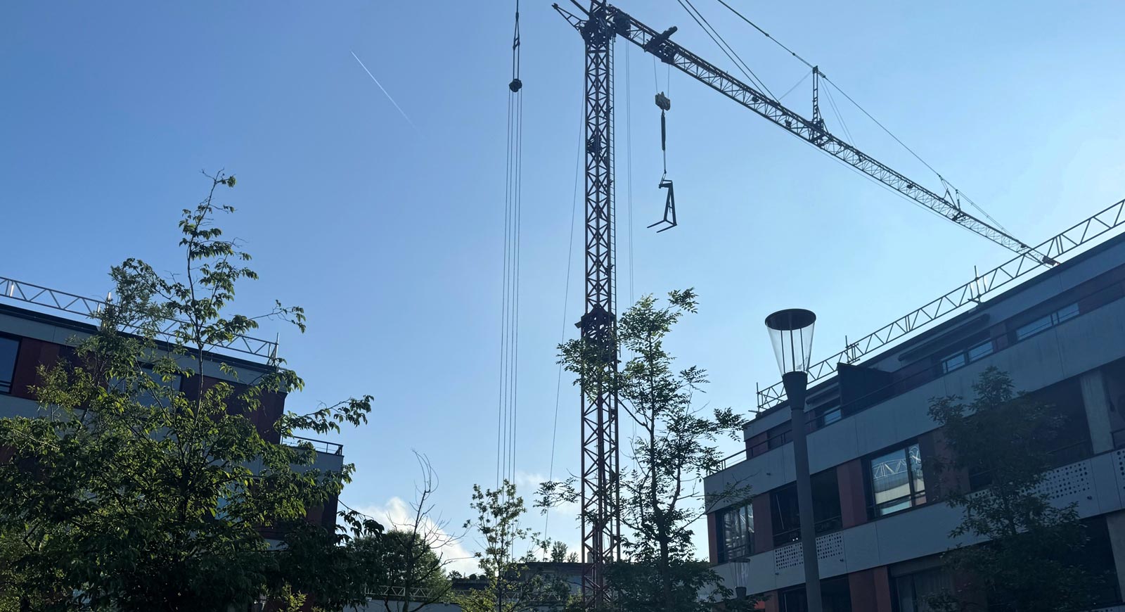 Montage der Photovoltaik-Anlage auf dem Dach der Siedlung Köschenrüti