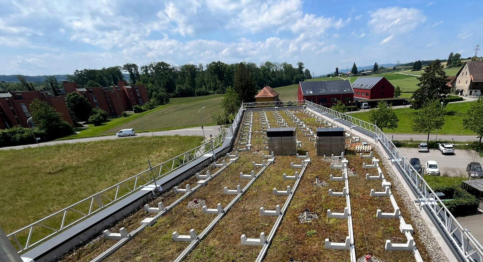 Montage der Photovoltaik-Anlage auf dem Dach der Siedlung Köschenrüti