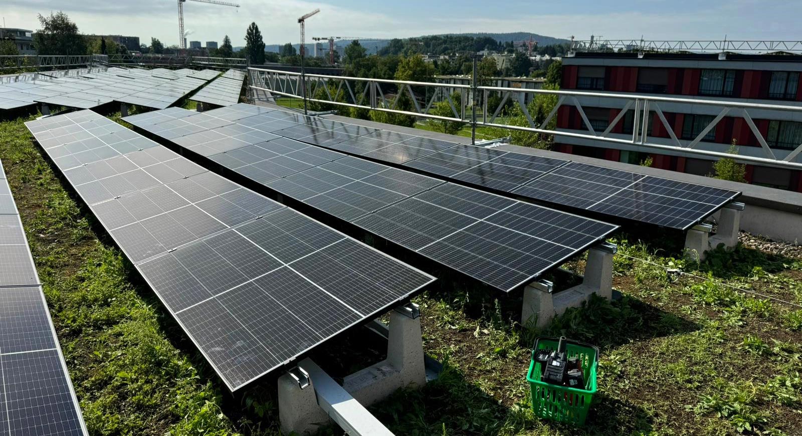 Montage der Photovoltaik-Anlage auf dem Dach der Siedlung Köschenrüti