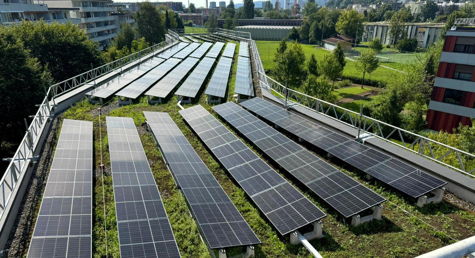 Montage der Photovoltaik-Anlage auf dem Dach der Siedlung Köschenrüti