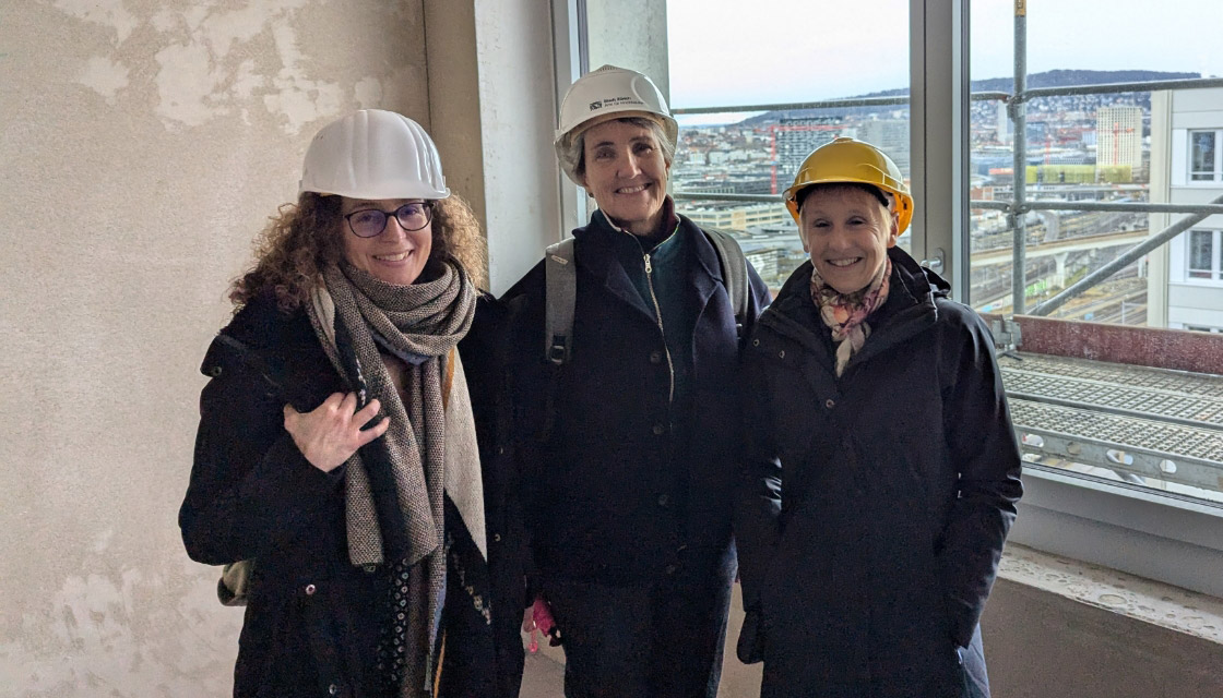 v.l.n.r.: Vertreterinnen der Projektträgerinnen Yvonne Züger (Liegenschaften Stadt Zürich LSZ), Sonja Anders (Stiftung Familienwohnungen SFW), Andrea Martin-Fischer (SAW) 