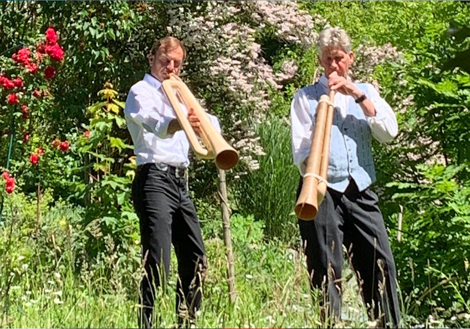 Eindrücke von den Garten- und Hofkonzerten mit Debora Vonwiller und dem Bernhard Betschart Trio.