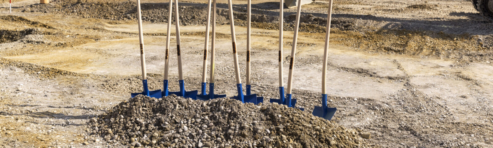 Die Kapsel ist begraben, die Schaufeln warten fein säuberlich aufgereiht auf ihre nächste Aufgabe. Foto: Niklaus Spoerri.