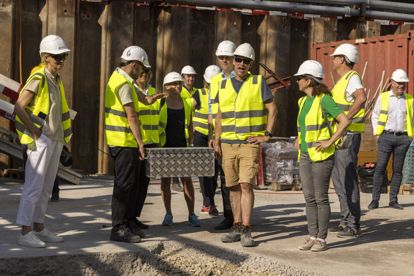 Die befüllte Grundsteinkapsel wird an den Ort ihrer Bestimmung gebracht (Foto: Niklaus Spoerri).