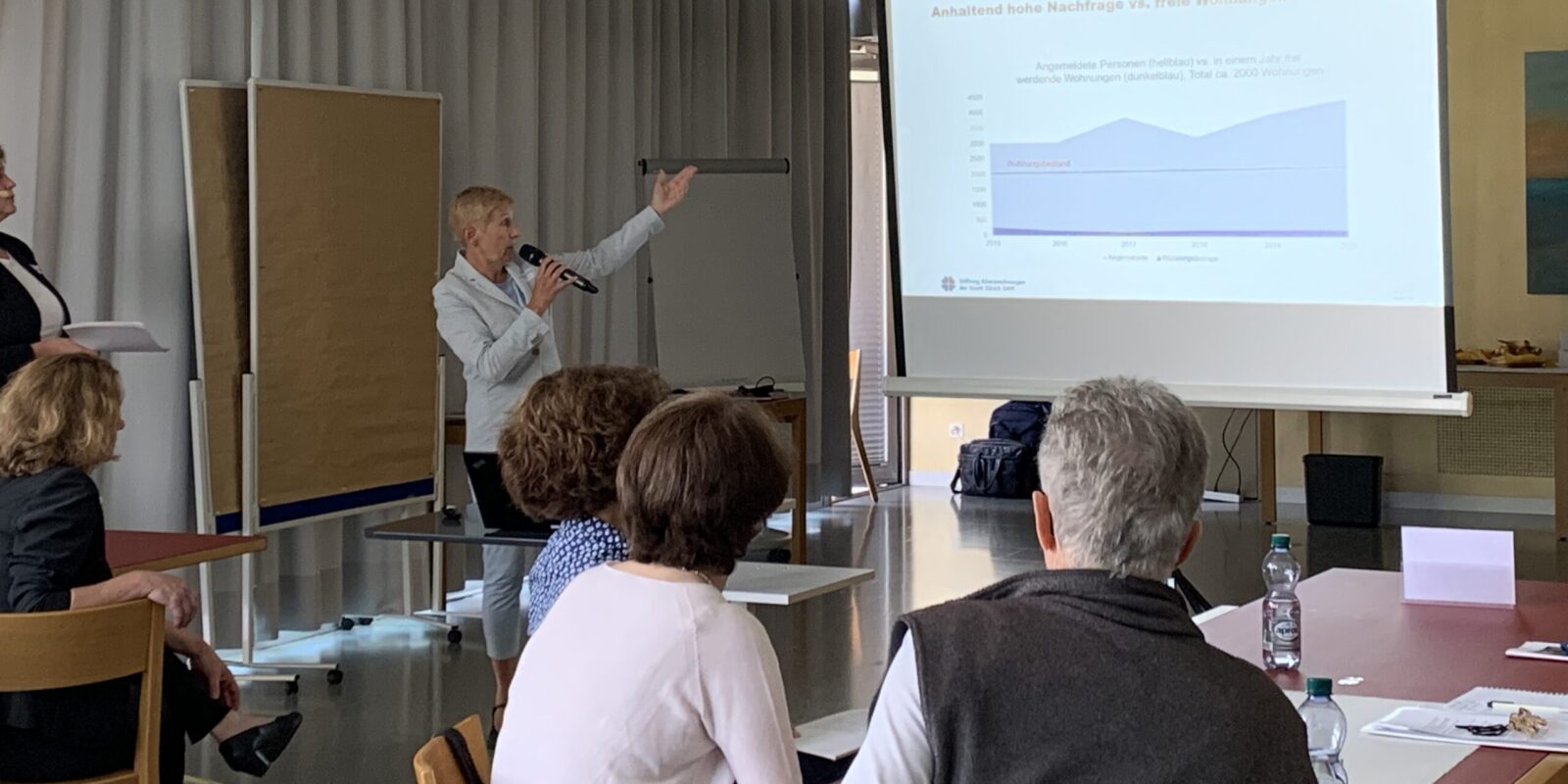 Andrea Martin-Fischer, Direktorin der SAW, gibt den Teilnehmenden Einblick in die Stiftung.