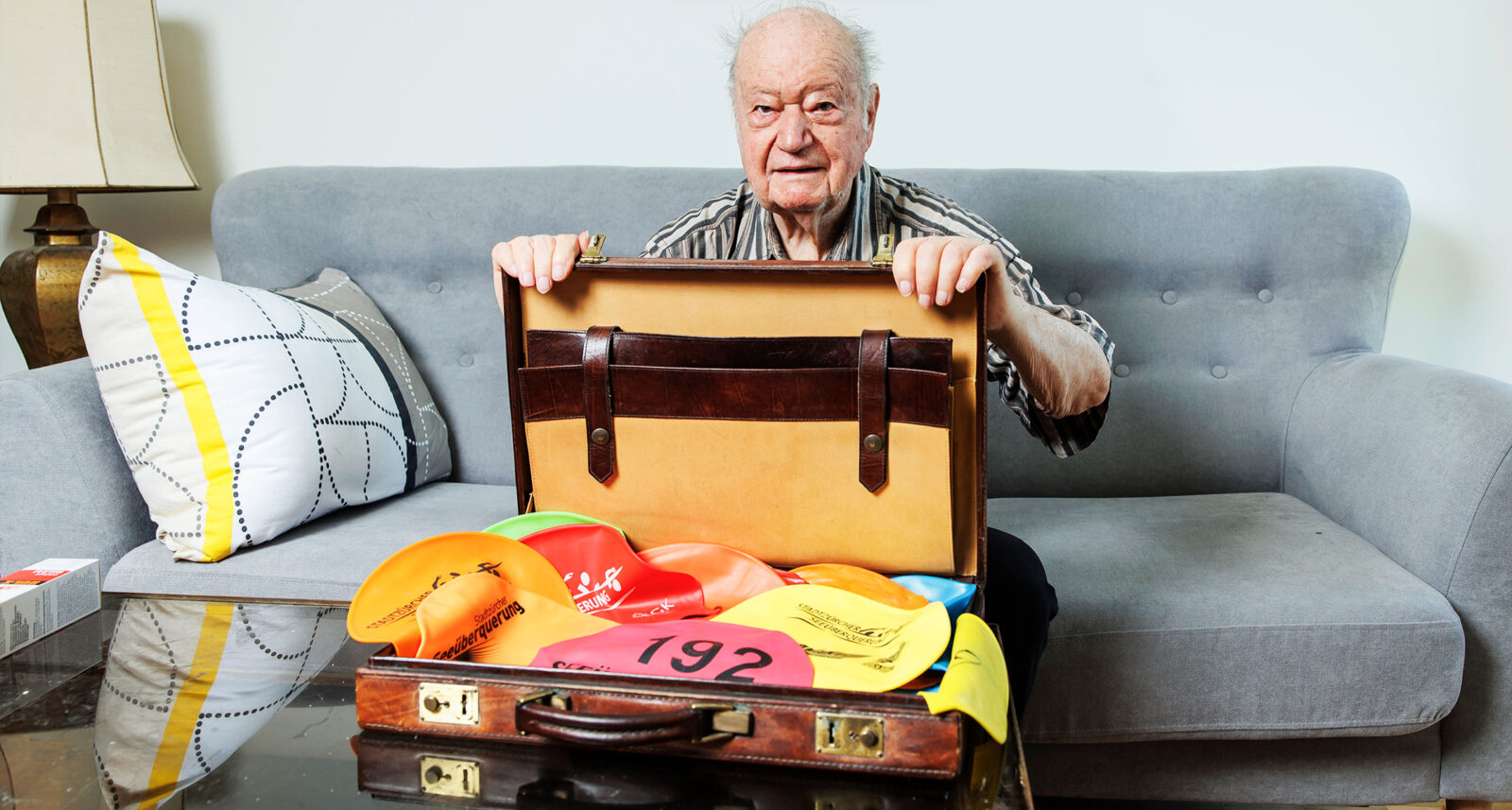 Die bunte Badekappensammlung zeigt, wie oft René Vetter schon an der Zürcher Seeüberquerung teilgenommen hat.